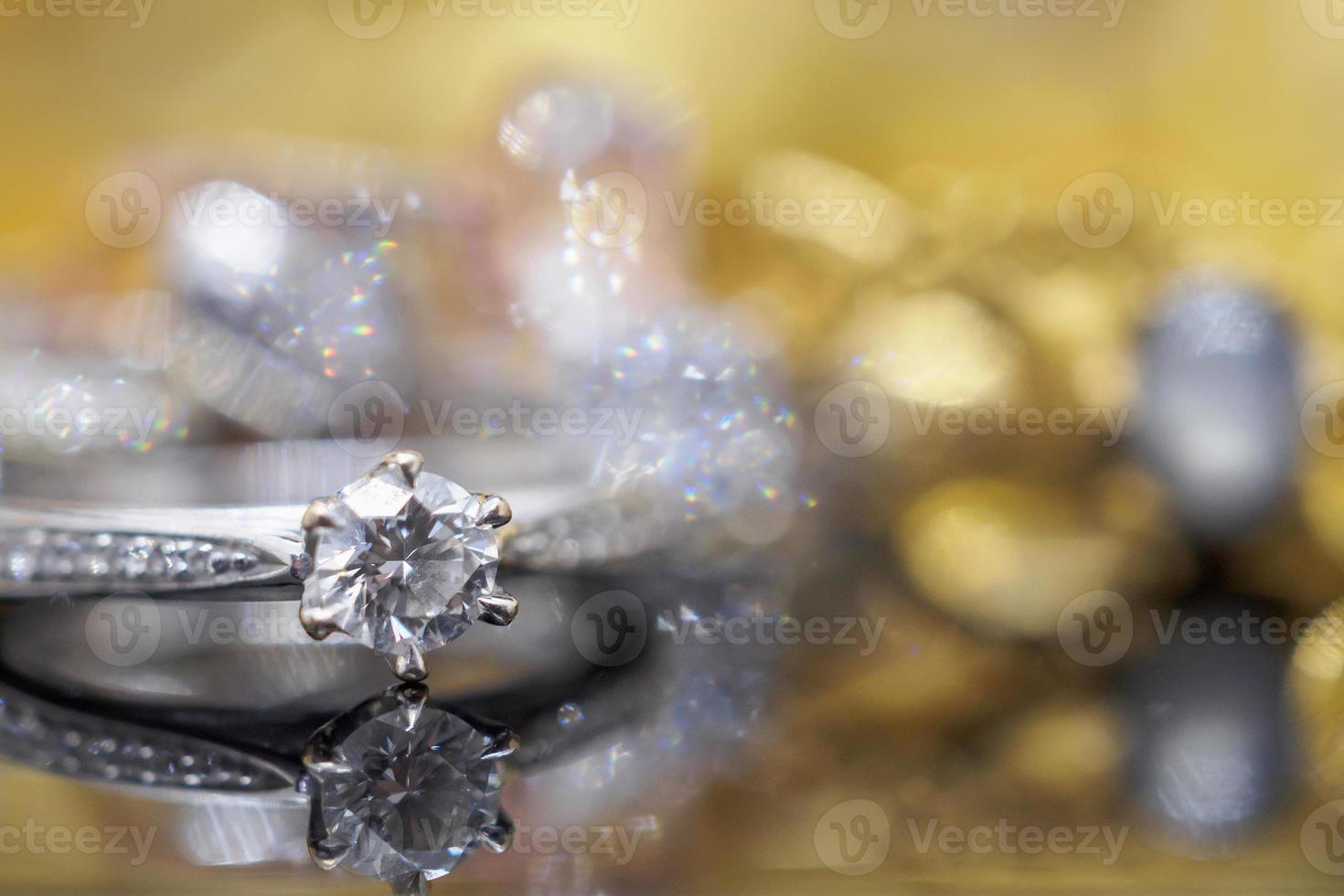luxe goud sieraden diamant ringen met reflectie Aan zwart achtergrond foto
