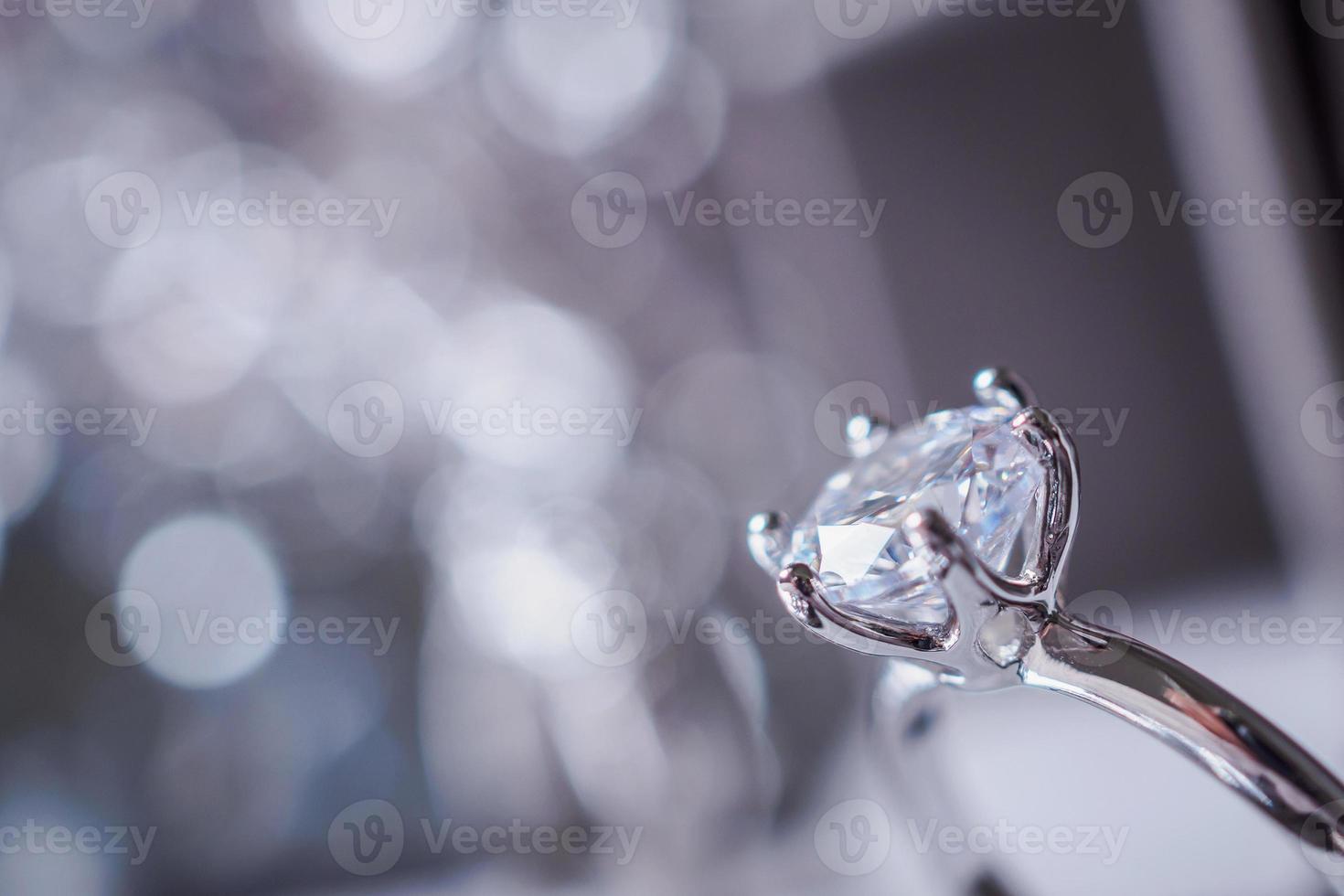luxe verloving diamant ring in sieraden geschenk doos met bokeh licht achtergrond foto