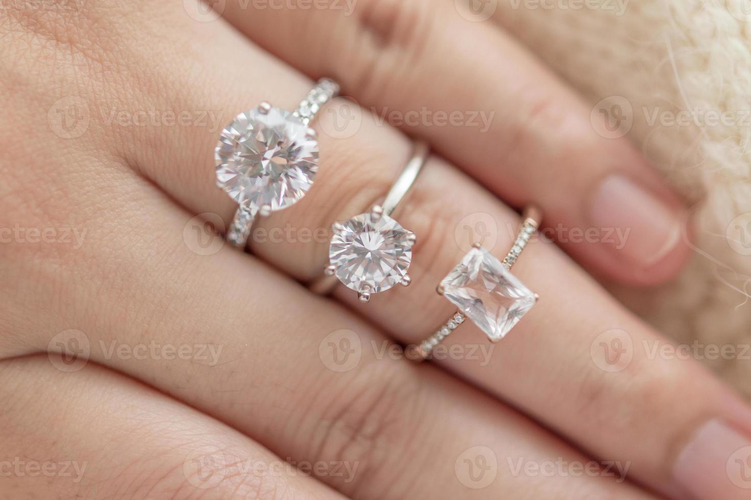 vrouw hand- met mooi sieraden diamant ring foto