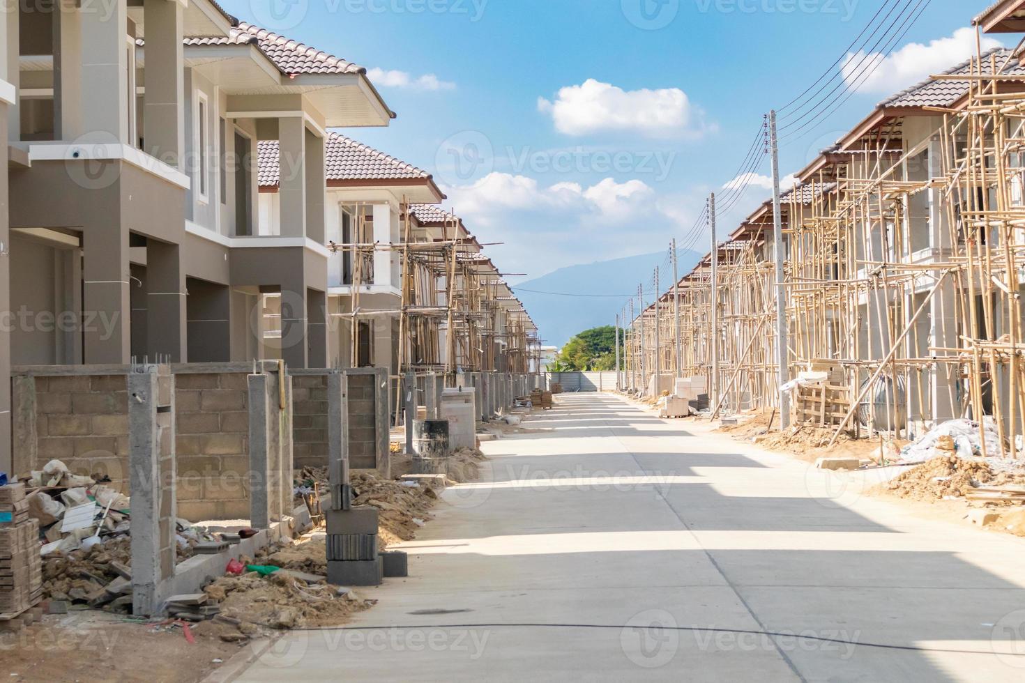 bouw woon- nieuw huis in vooruitgang Bij gebouw plaats behuizing landgoed ontwikkeling foto