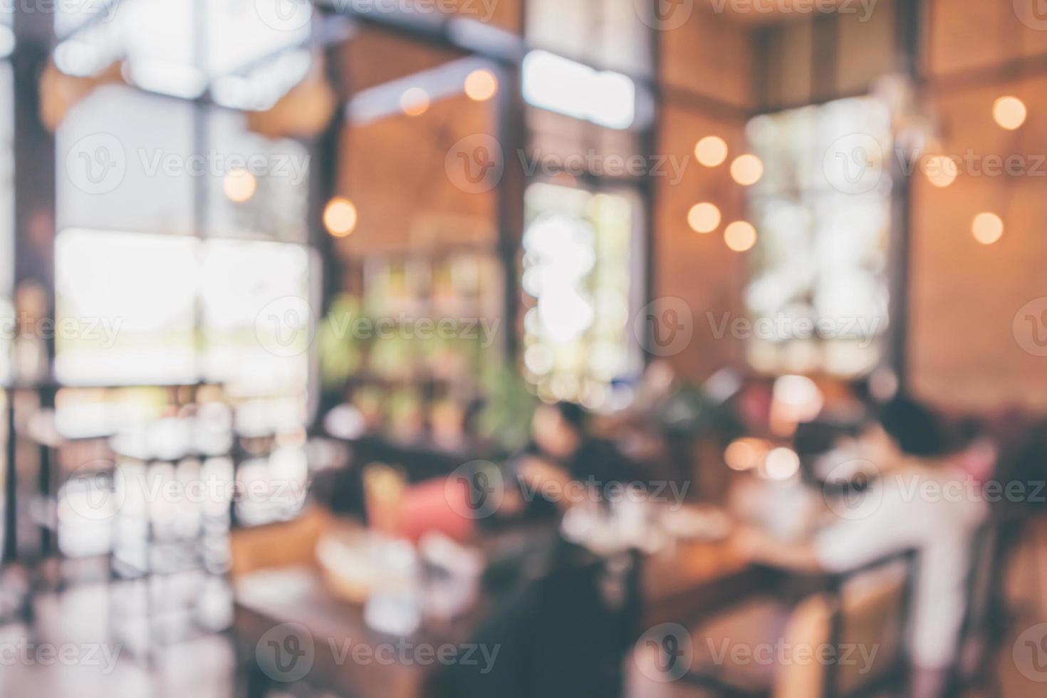 restaurant café of coffeeshop interieur met klant vervagen abstracte vintage stijl bokeh licht voor montage product display achtergrond foto