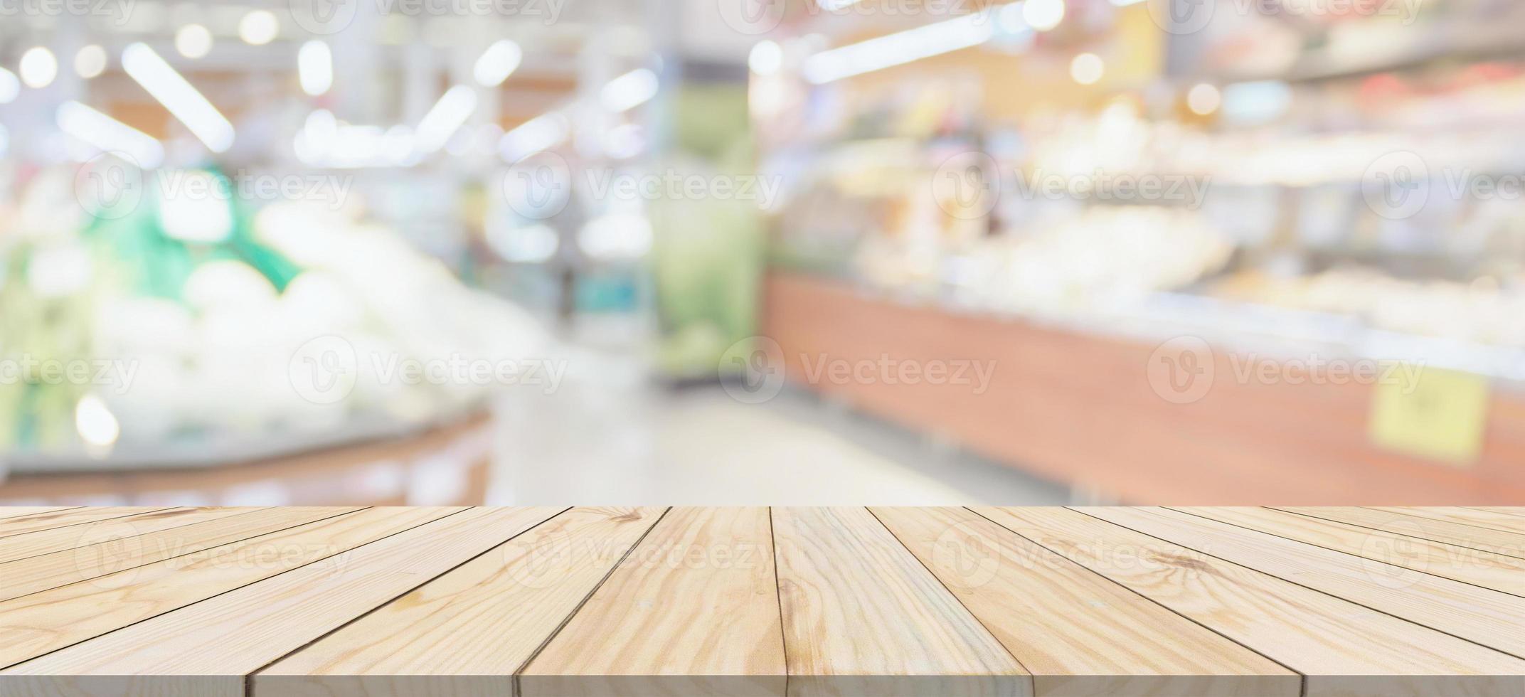 hout tafel top met supermarkt kruidenier op te slaan wazig onscherp achtergrond met bokeh licht voor Product Scherm foto