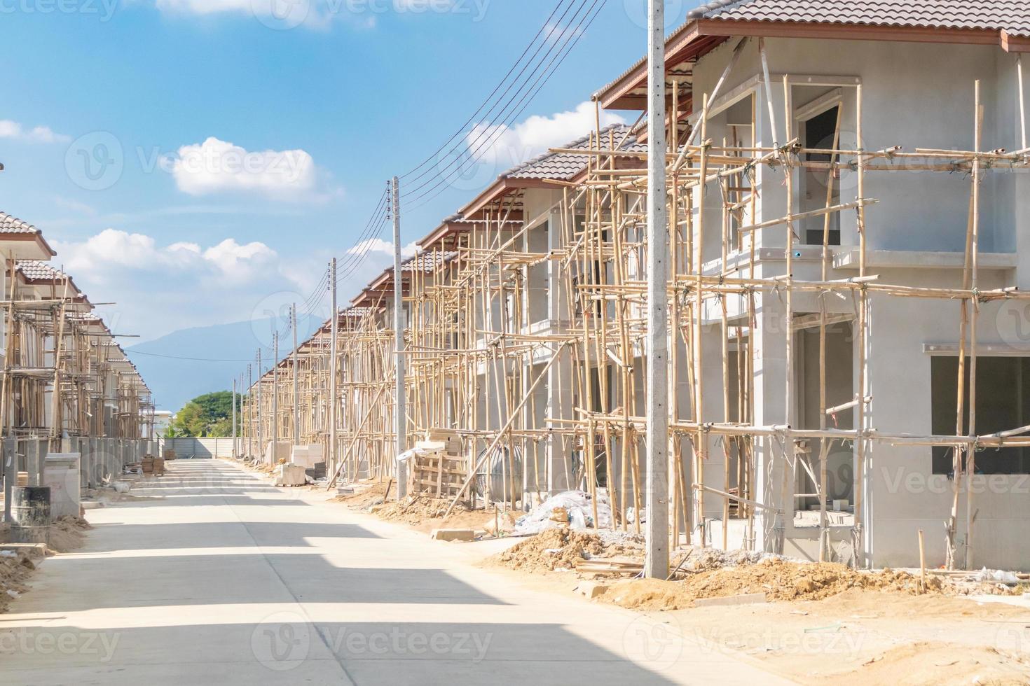 bouw woon- nieuw huis in vooruitgang Bij gebouw plaats behuizing landgoed ontwikkeling foto