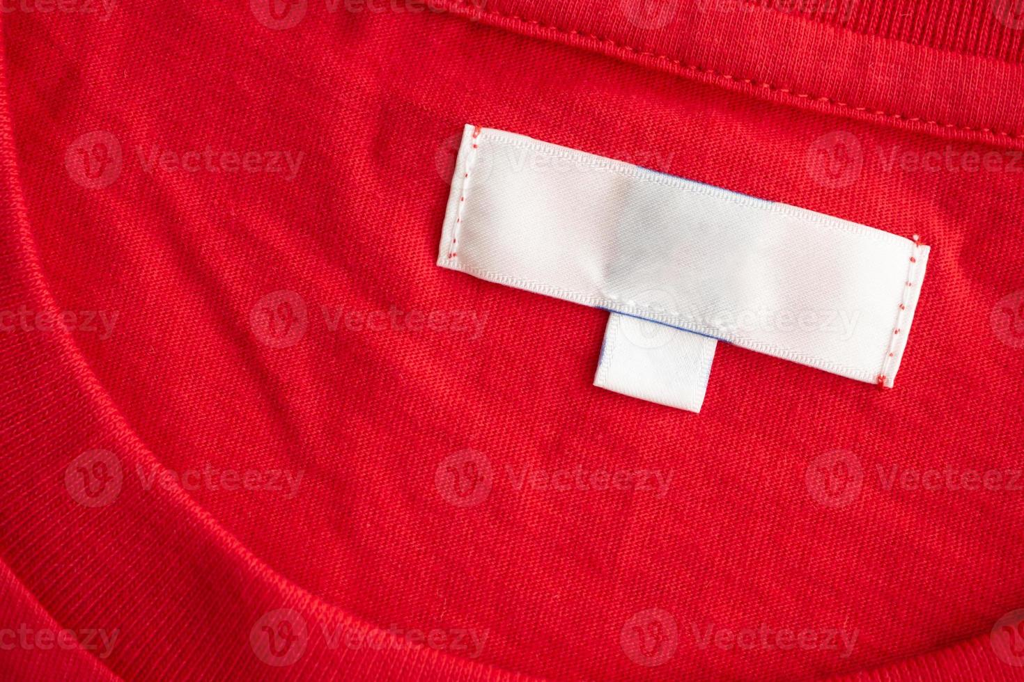 wit blanco kleding label etiket Aan nieuw rood katoen overhemd kleding stof structuur achtergrond foto