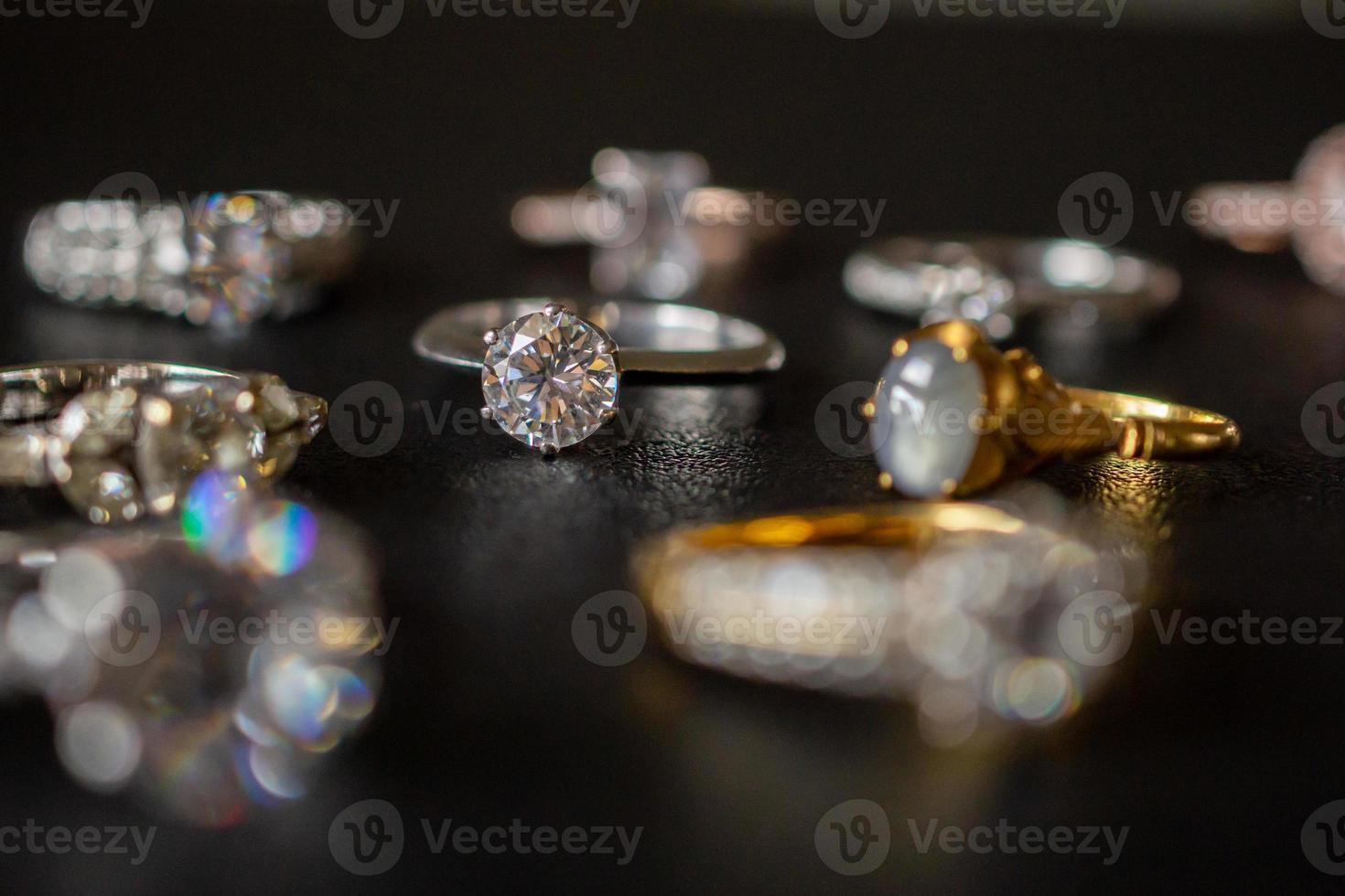 sieraden diamanten ringen ingesteld op zwarte achtergrond close-up foto