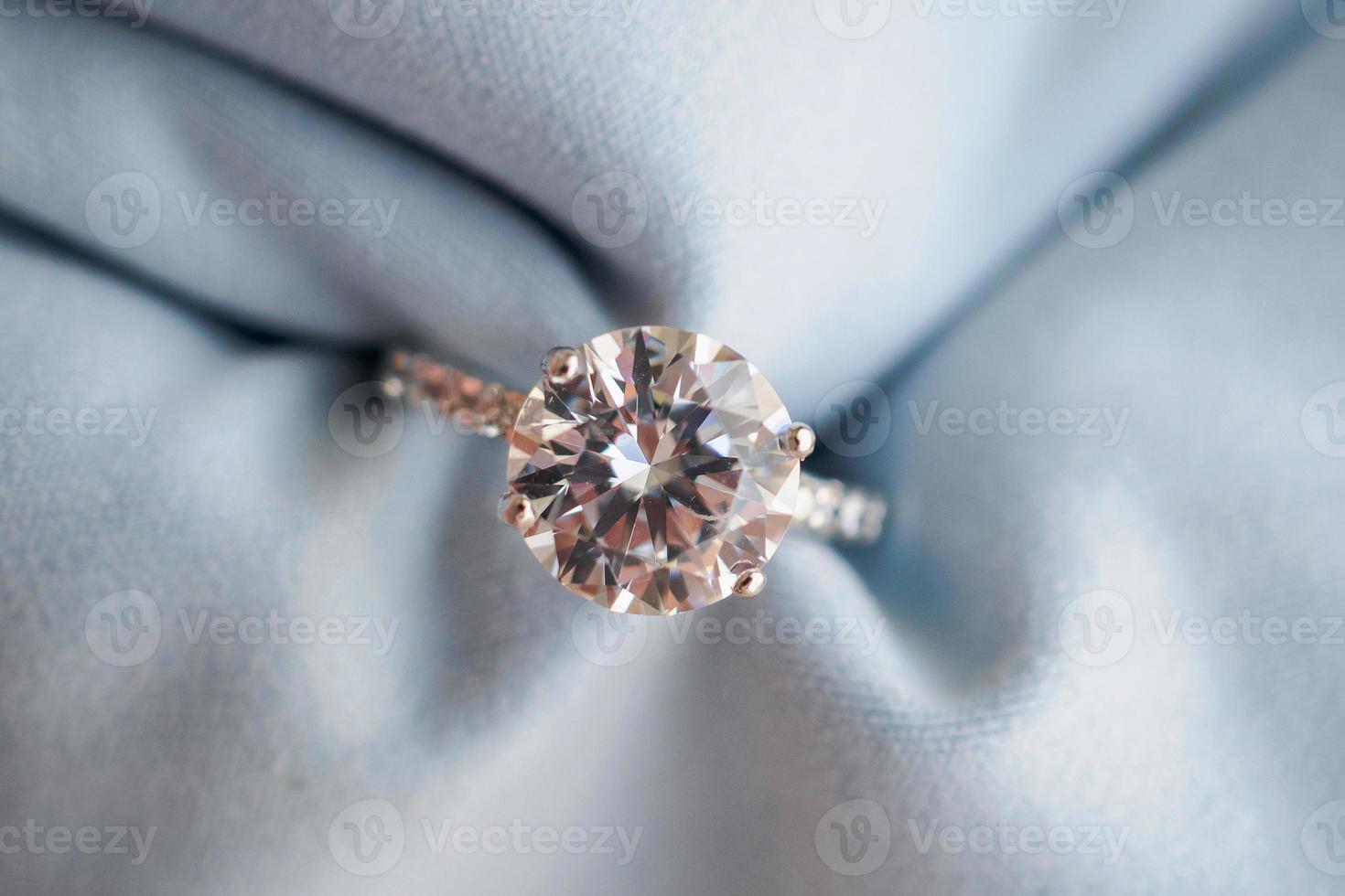 juwelier hand- polijsten en schoonmaak sieraden diamant ring met micro vezel kleding stof foto