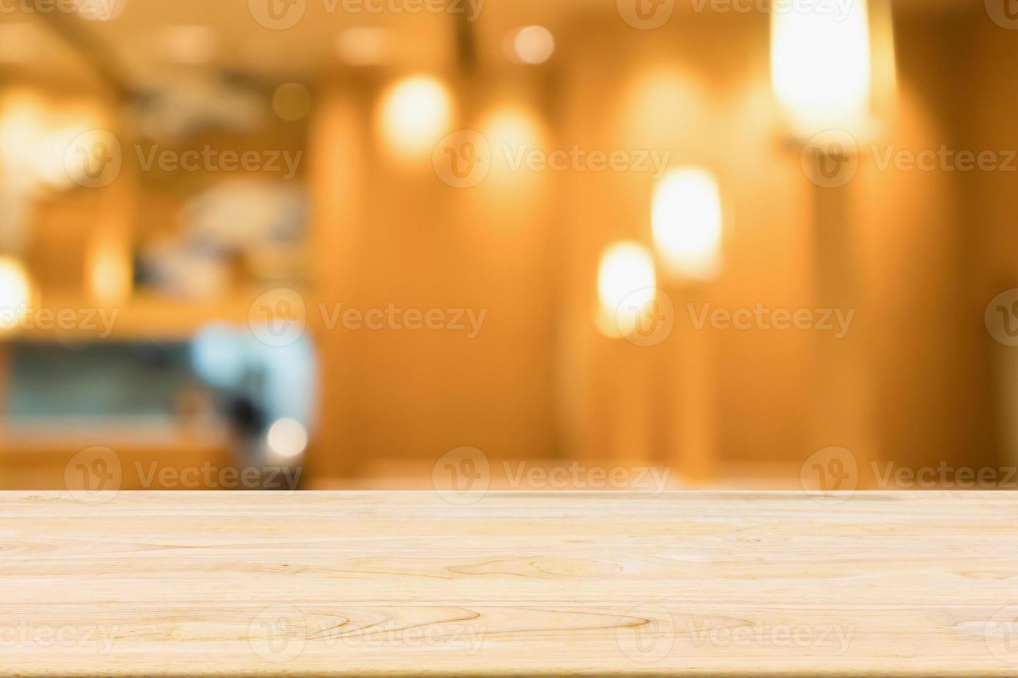 houten tafel met abstracte wazig café restaurant met bokeh lichten intreepupil achtergrond foto