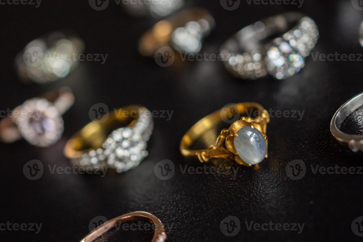 wijnoogst goud sieraden blauw saffier en diamant ring Aan zwart achtergrond foto