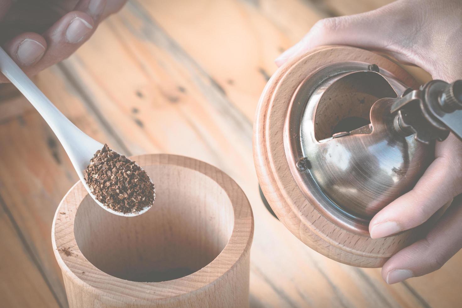 koffie poeder na slijpen door koffie Slijper. foto