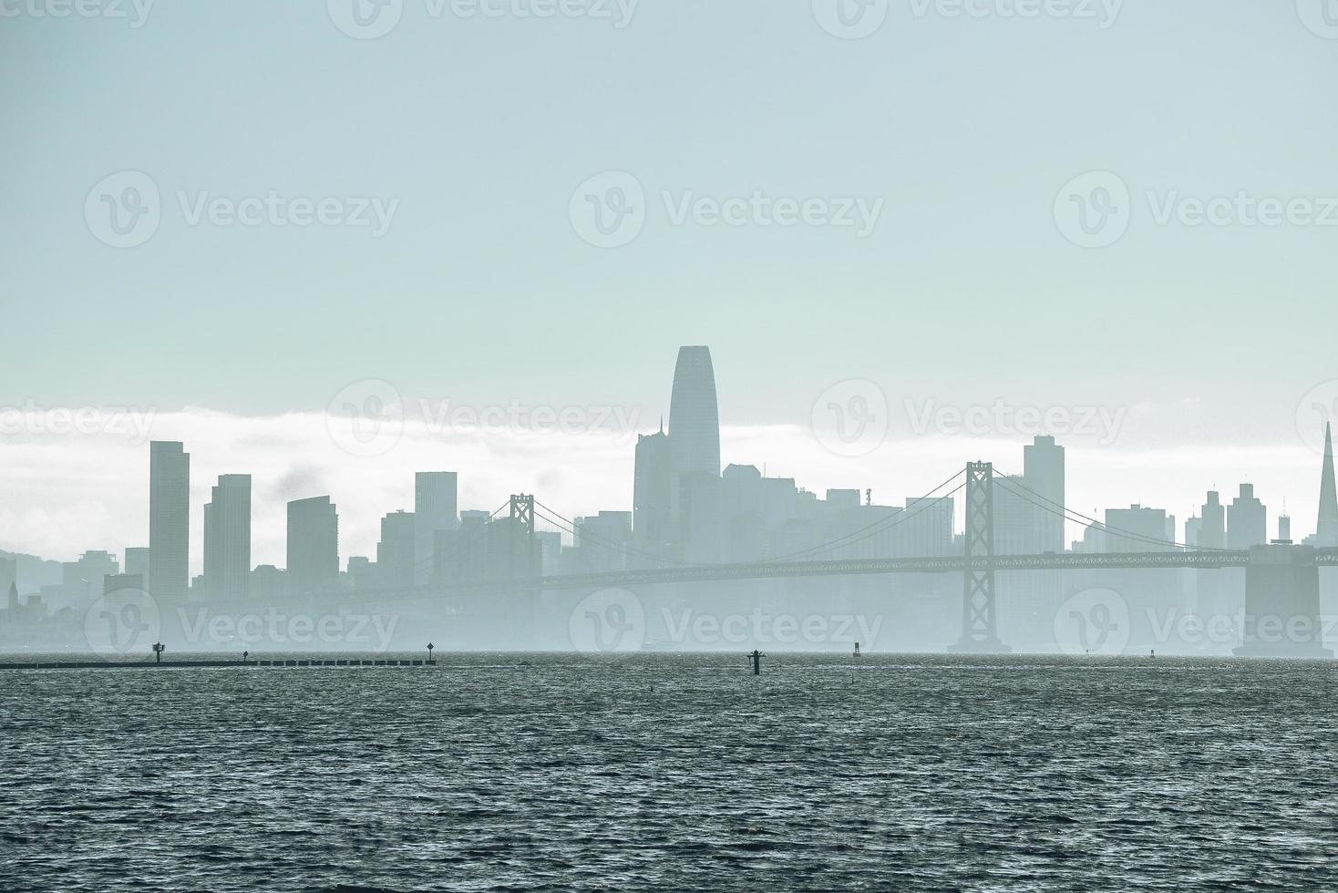 mooi visie van baai brug en horizon met Doorzichtig lucht in achtergrond foto