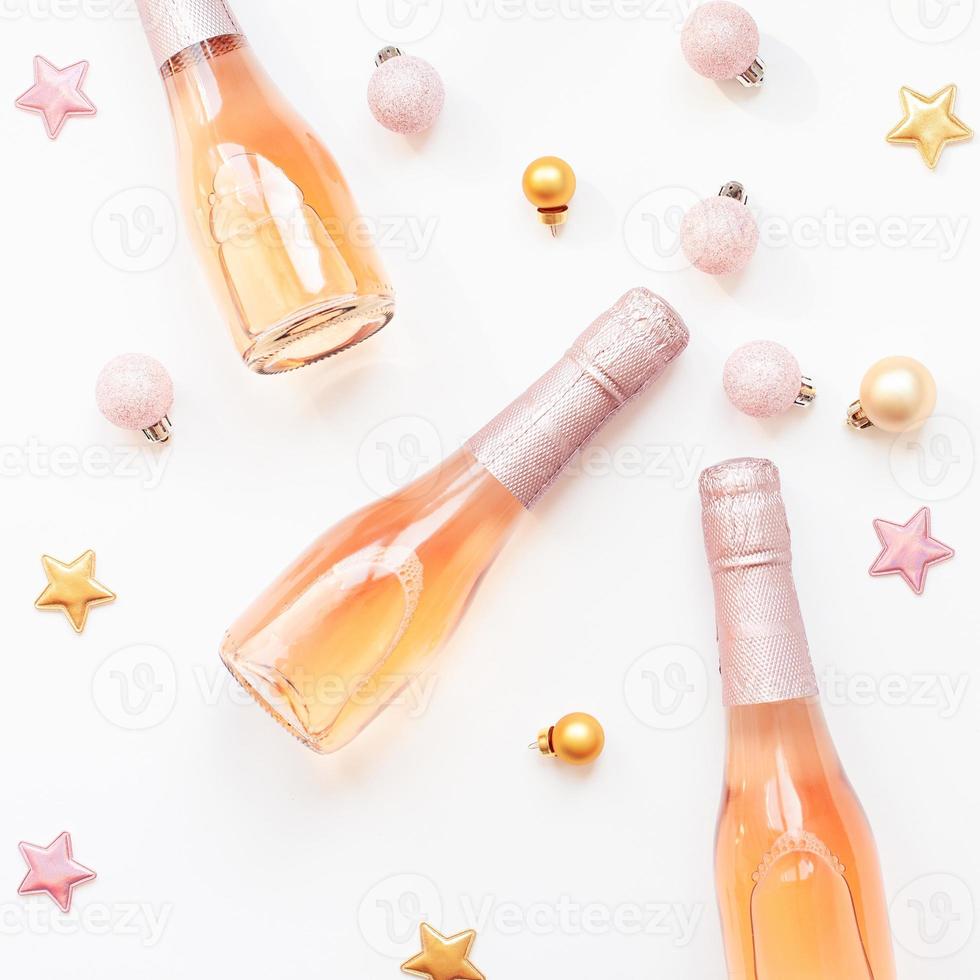 flessen van roos Champagne wijn Aan wit achtergrond foto