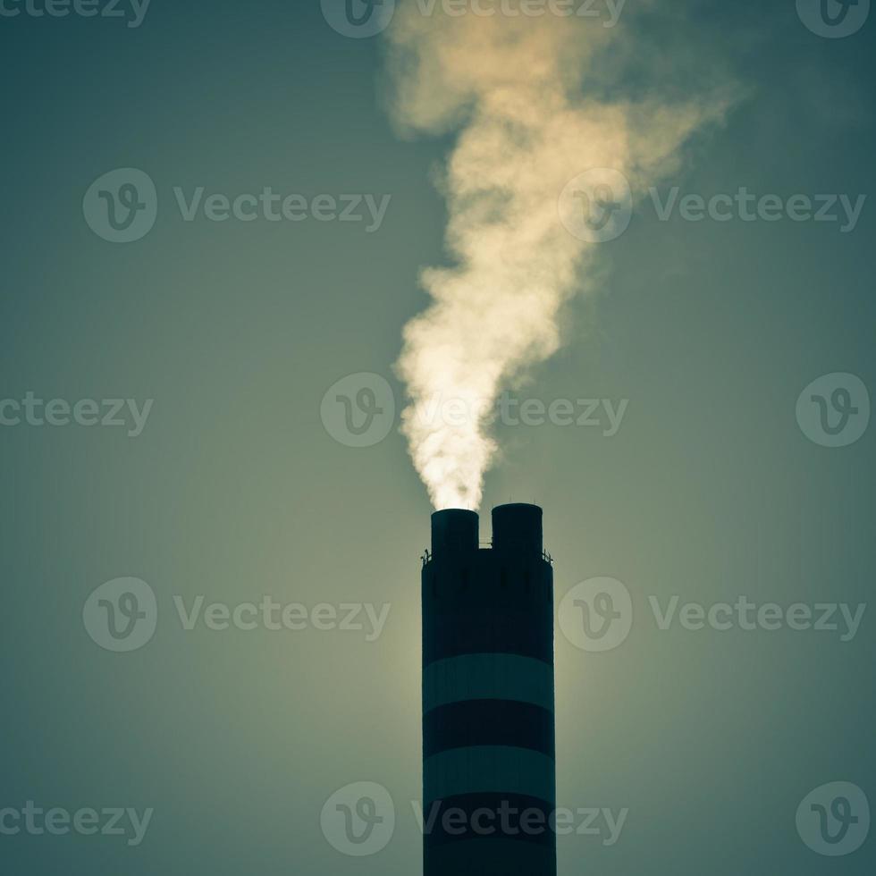 industrieel fabriek schoorsteen met rook foto