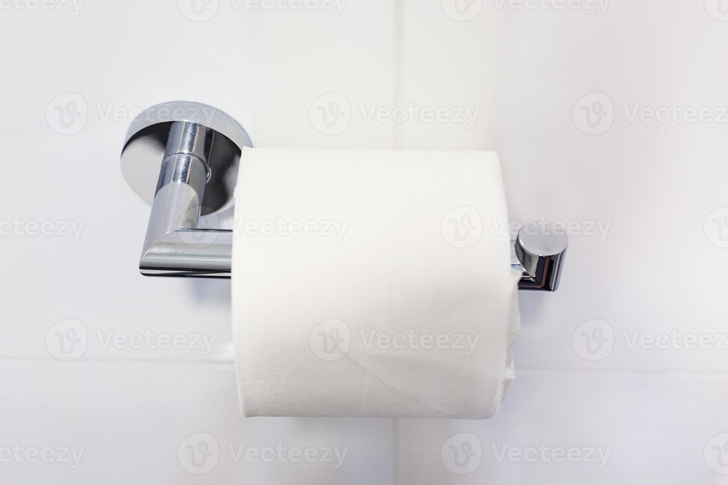 een vers toilet papier rollen Aan een staal hanger foto