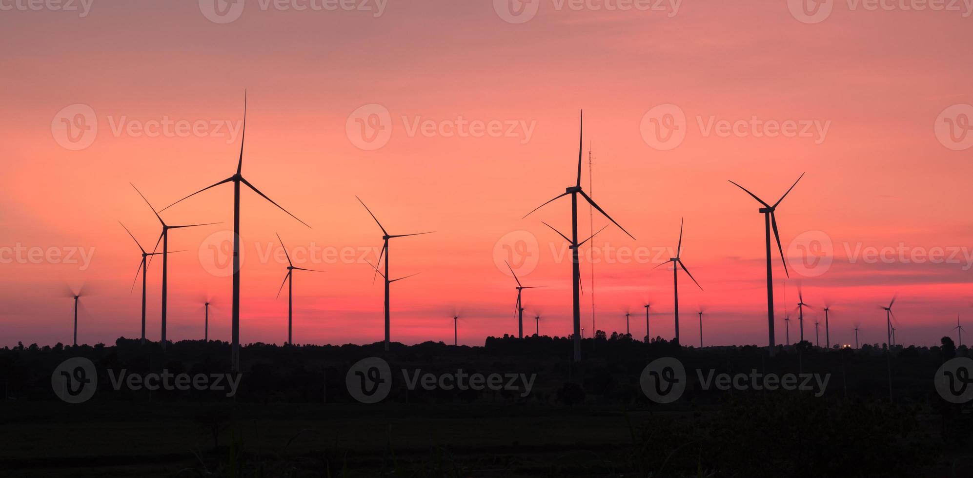 concept van hernieuwbaar energie bronnen, groen energie. vernieuwend wind turbine duurzame bron van elektriciteit is behoud van globaal omgeving. wind energie technologie naar behouden ecosystemen. foto