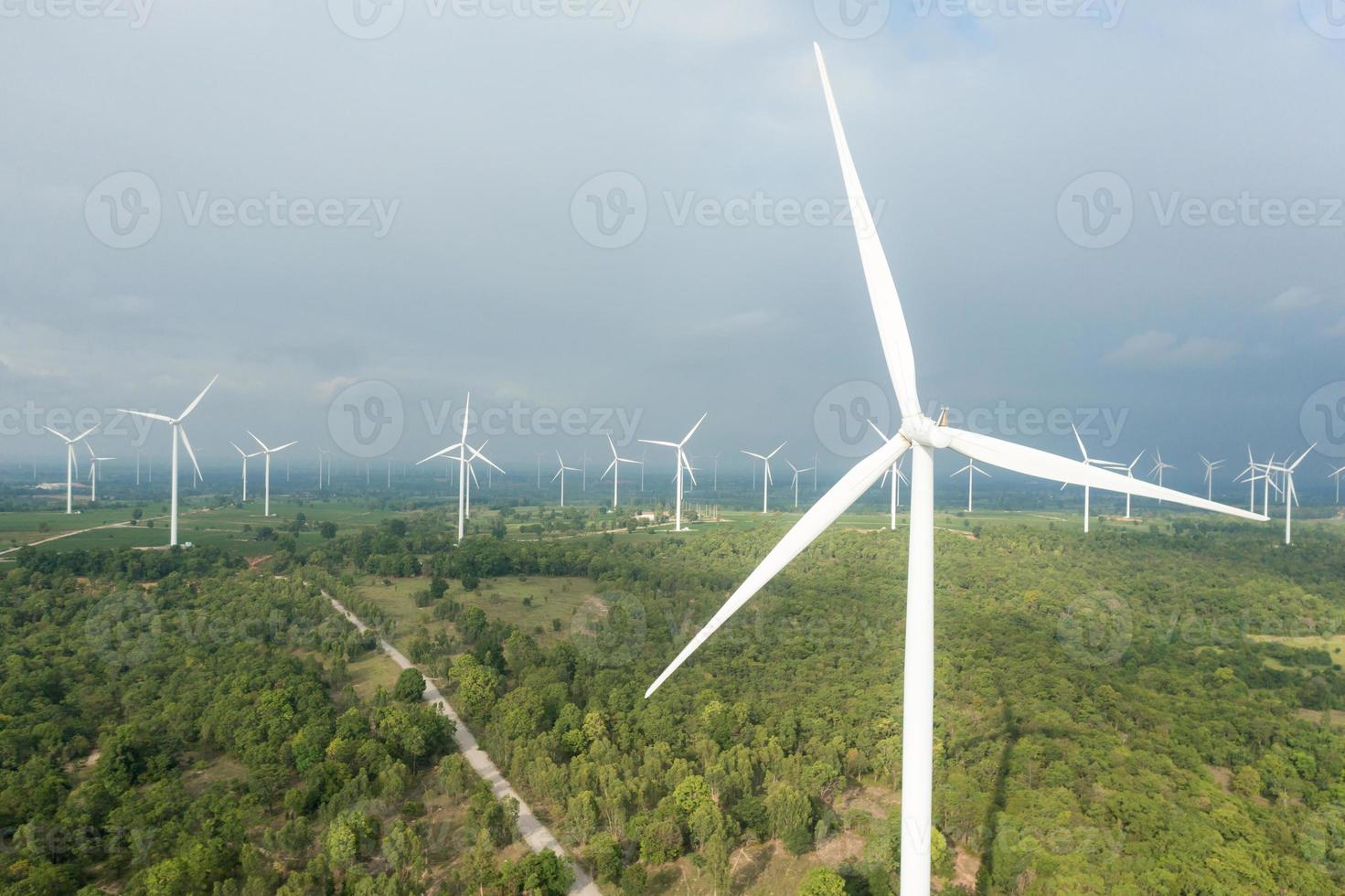 concept van hernieuwbaar energie bronnen, groen energie. vernieuwend wind turbine duurzame bron van elektriciteit is behoud van globaal omgeving. wind energie technologie naar behouden ecosystemen. foto