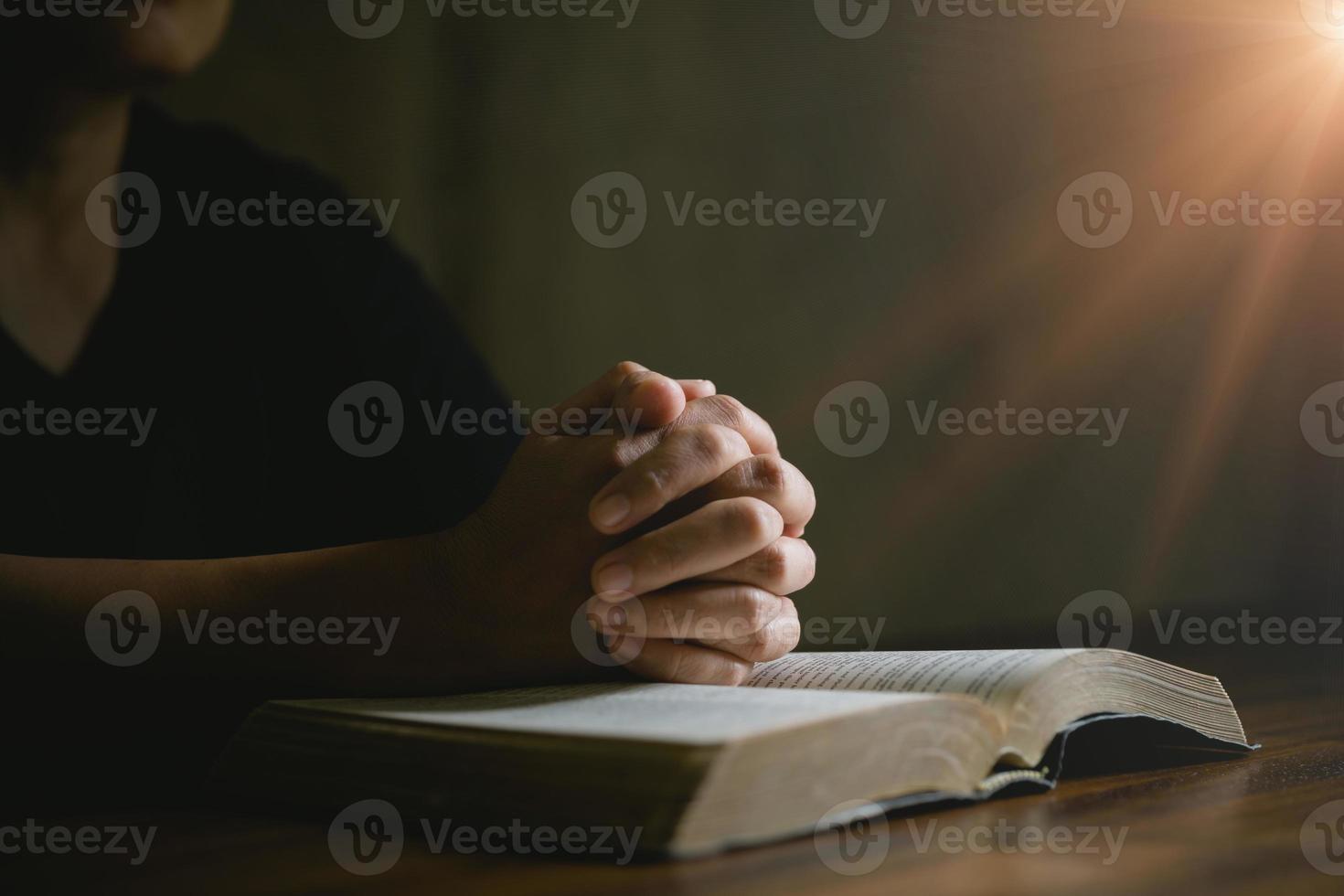 gebed persoon hand- in zwart achtergrond. christen Katholiek vrouw zijn bidden naar god in donker Bij kerk. meisje van mening zijn en geloof in Jezus Christus. Christus religie en Christendom aanbidden of bidden concept. foto