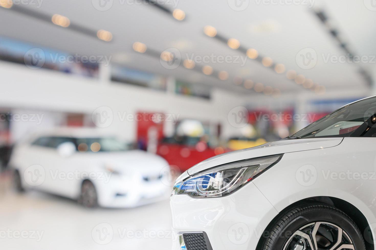 close-up voorkant van nieuwe auto in showroom achtergrond foto