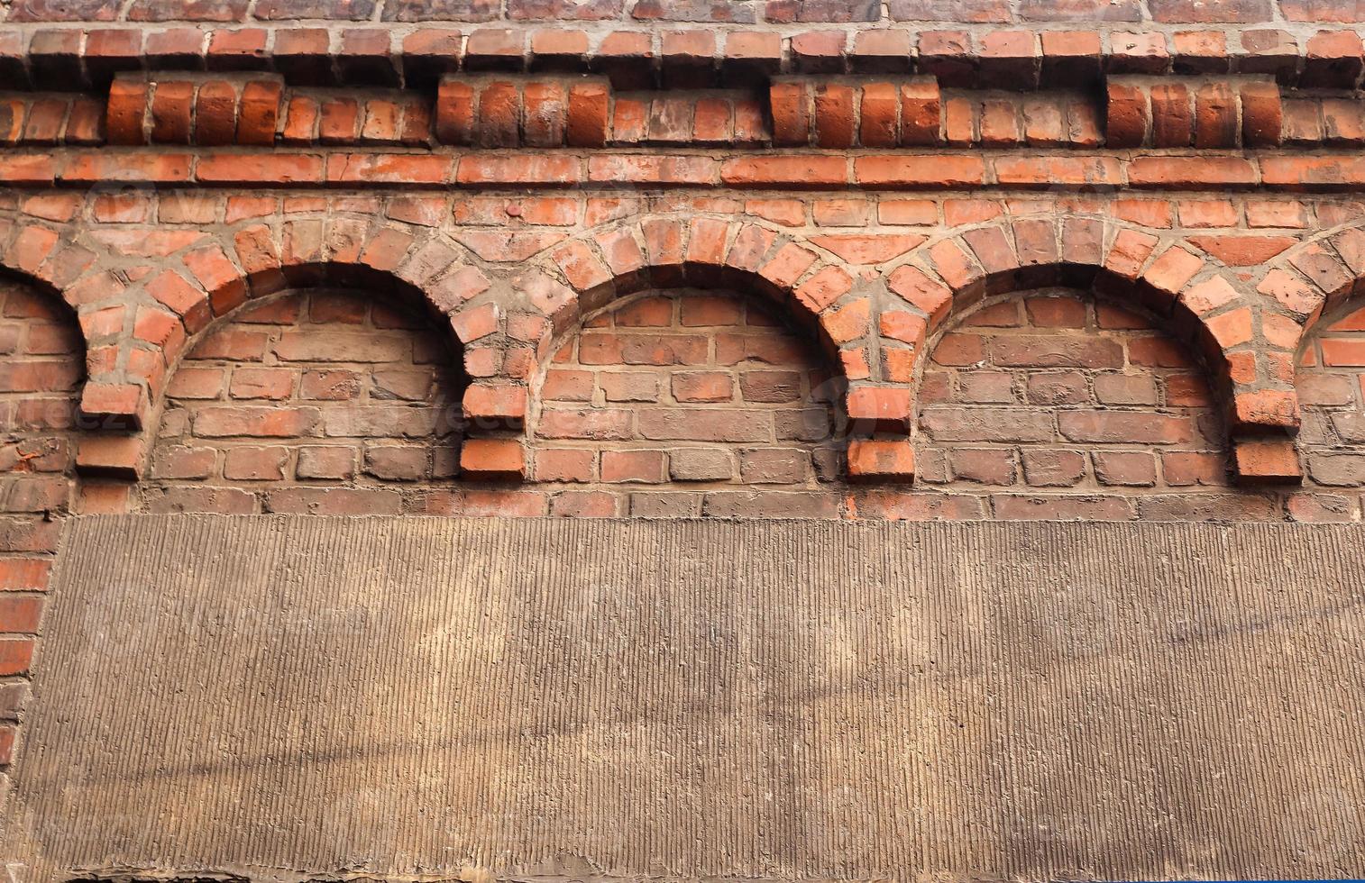 oud rood Rick muur. structuur van oud verweerd steen muur panoramisch achtergrond structuur foto