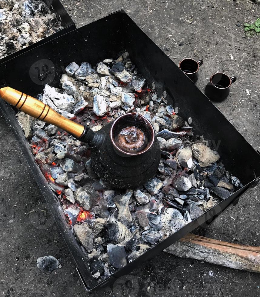 Turks koffie Aan kolen in de grillen. cups zijn Aan de grond. foto