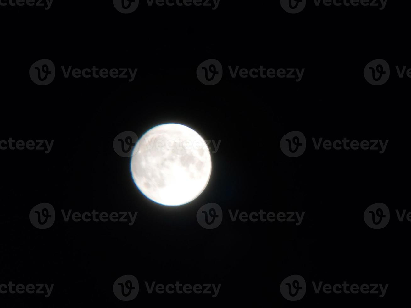 nacht vol maan in de dorp foto