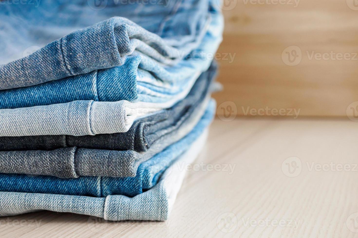 denim blauw jeans stack Aan hout tafel achtergrond foto