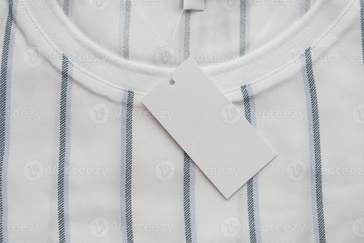 blanco wit kleren label etiket Aan nieuw overhemd foto