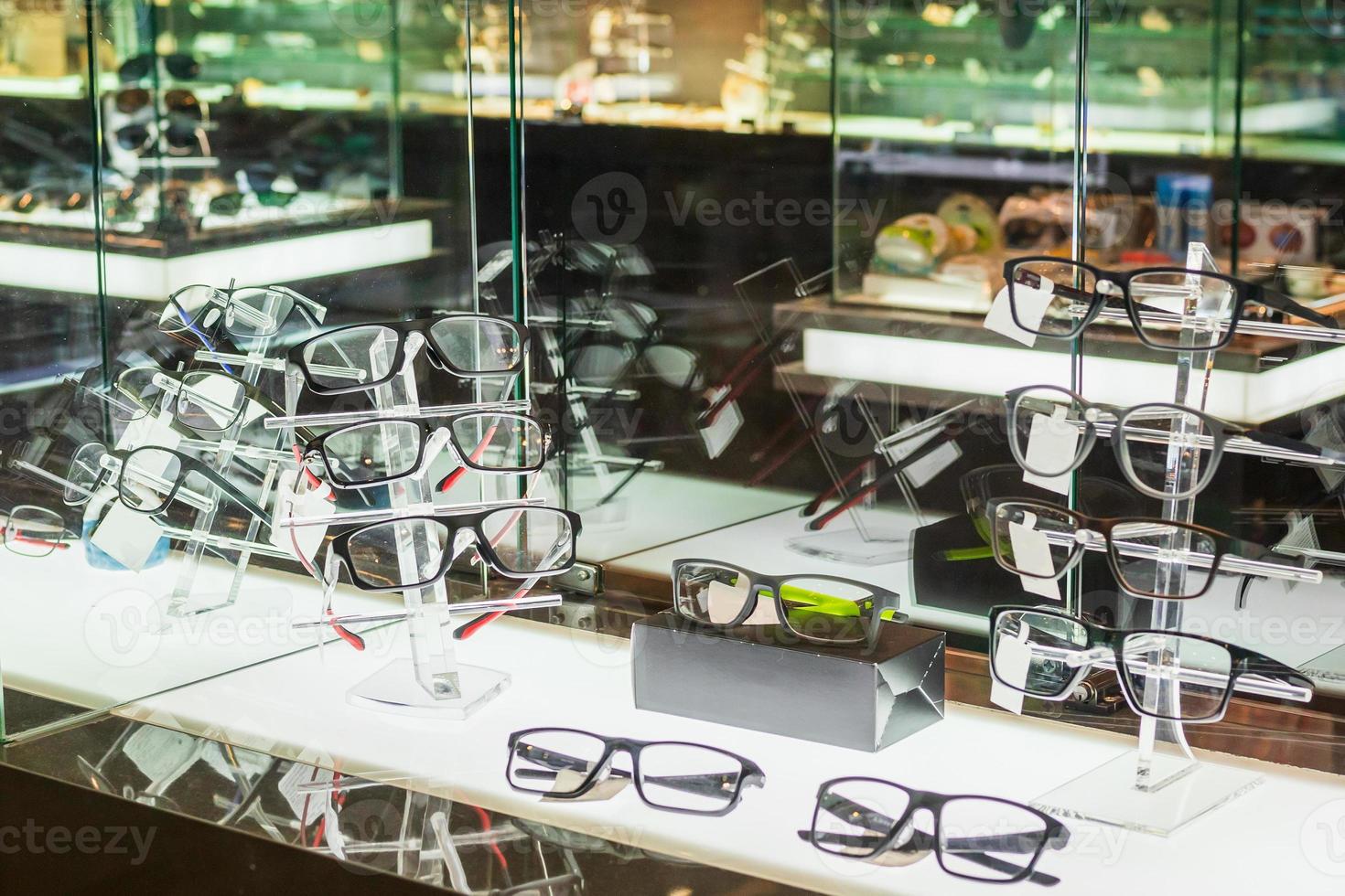 bril en bril tonen in luxe kleinhandel optisch op te slaan venster Scherm vitrine foto