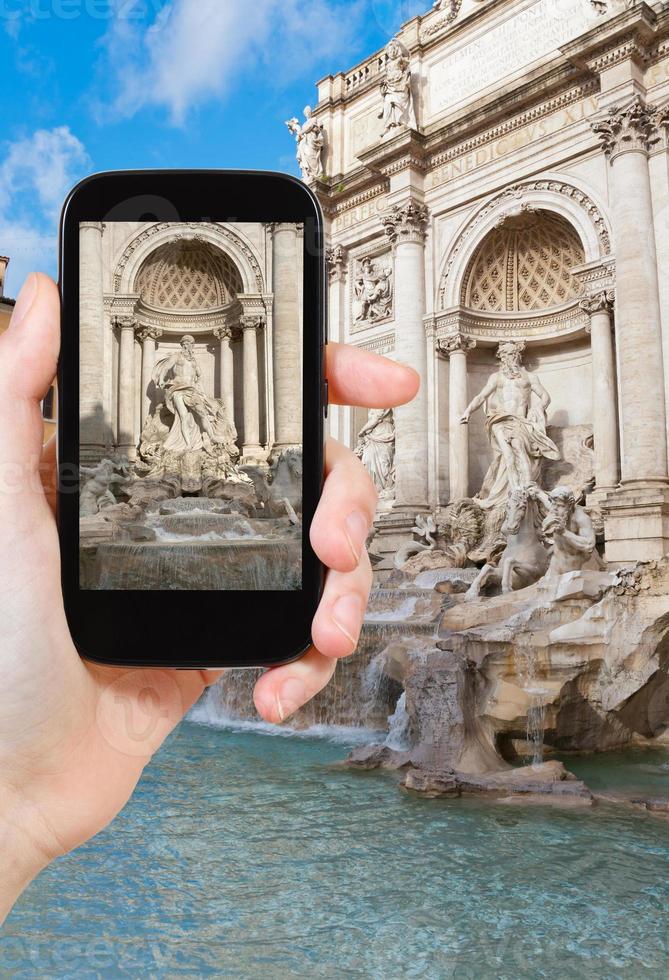 toerist nemen foto van Trevi fontein in Rome