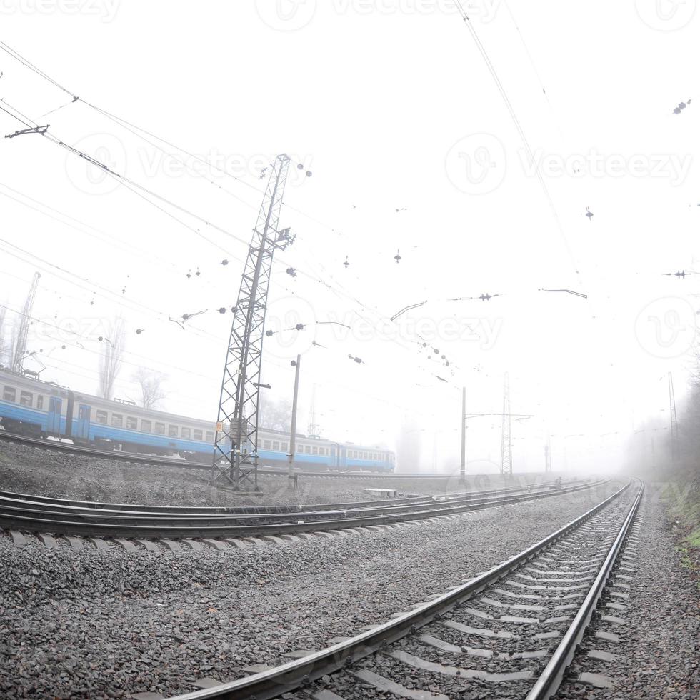 de oekraïens buitenwijk trein haast langs de spoorweg in een nevelig ochtend. vissenoog foto met is gestegen vervorming