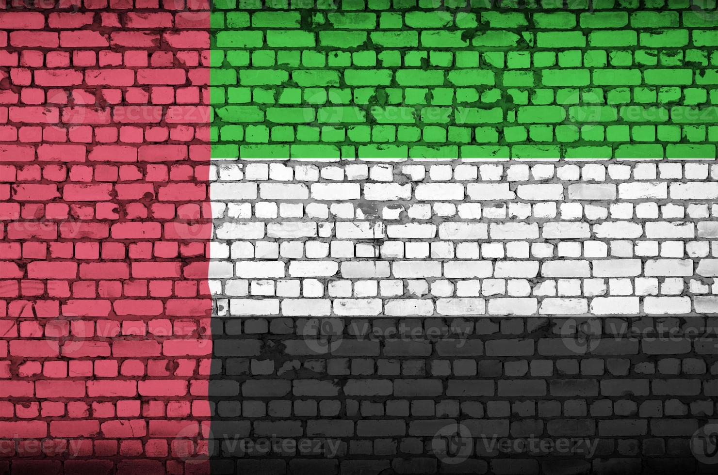 Verenigde Arabisch emiraten vlag is geschilderd op een oud steen muur foto