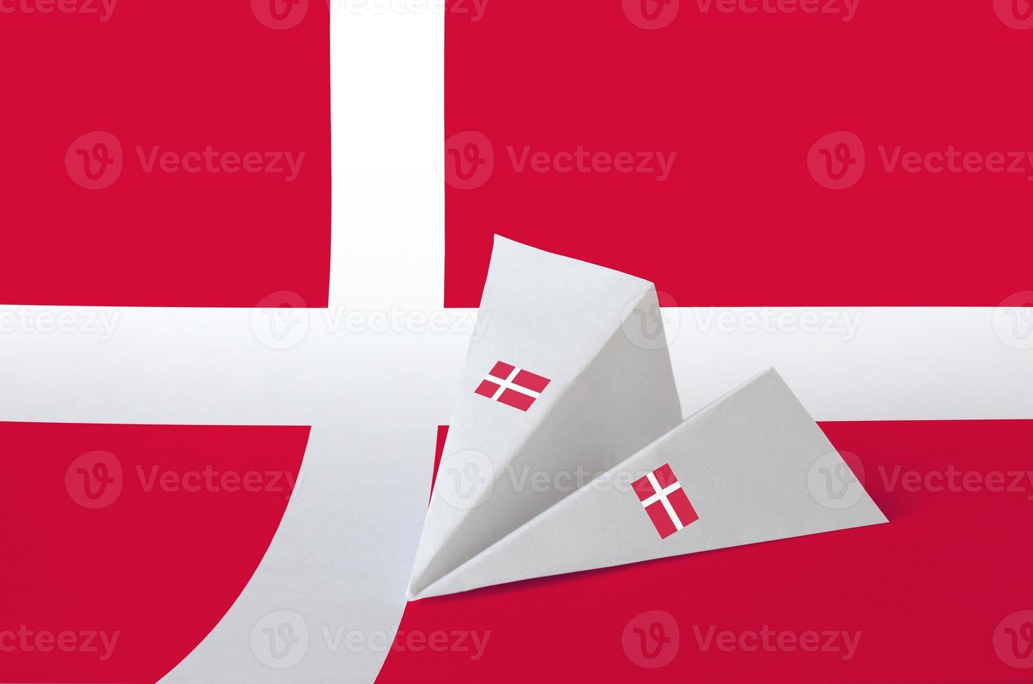 Denemarken vlag afgebeeld Aan papier origami vliegtuig. handgemaakt kunsten concept foto