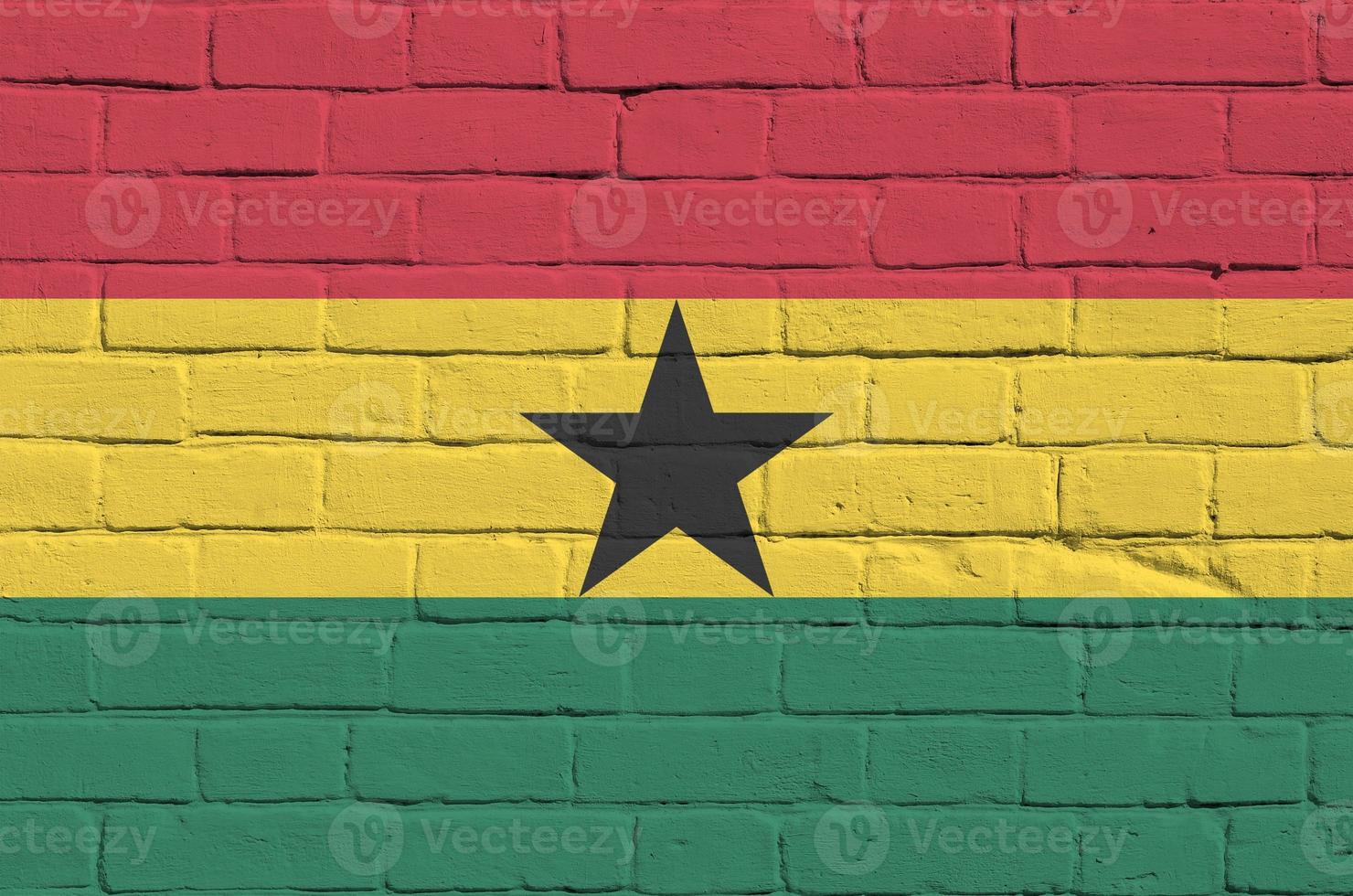 Ghana vlag afgebeeld in verf kleuren Aan oud steen muur. getextureerde banier Aan groot steen muur metselwerk achtergrond foto
