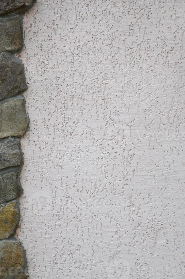 gepleisterd beton muur met een kader van vlak stenen foto