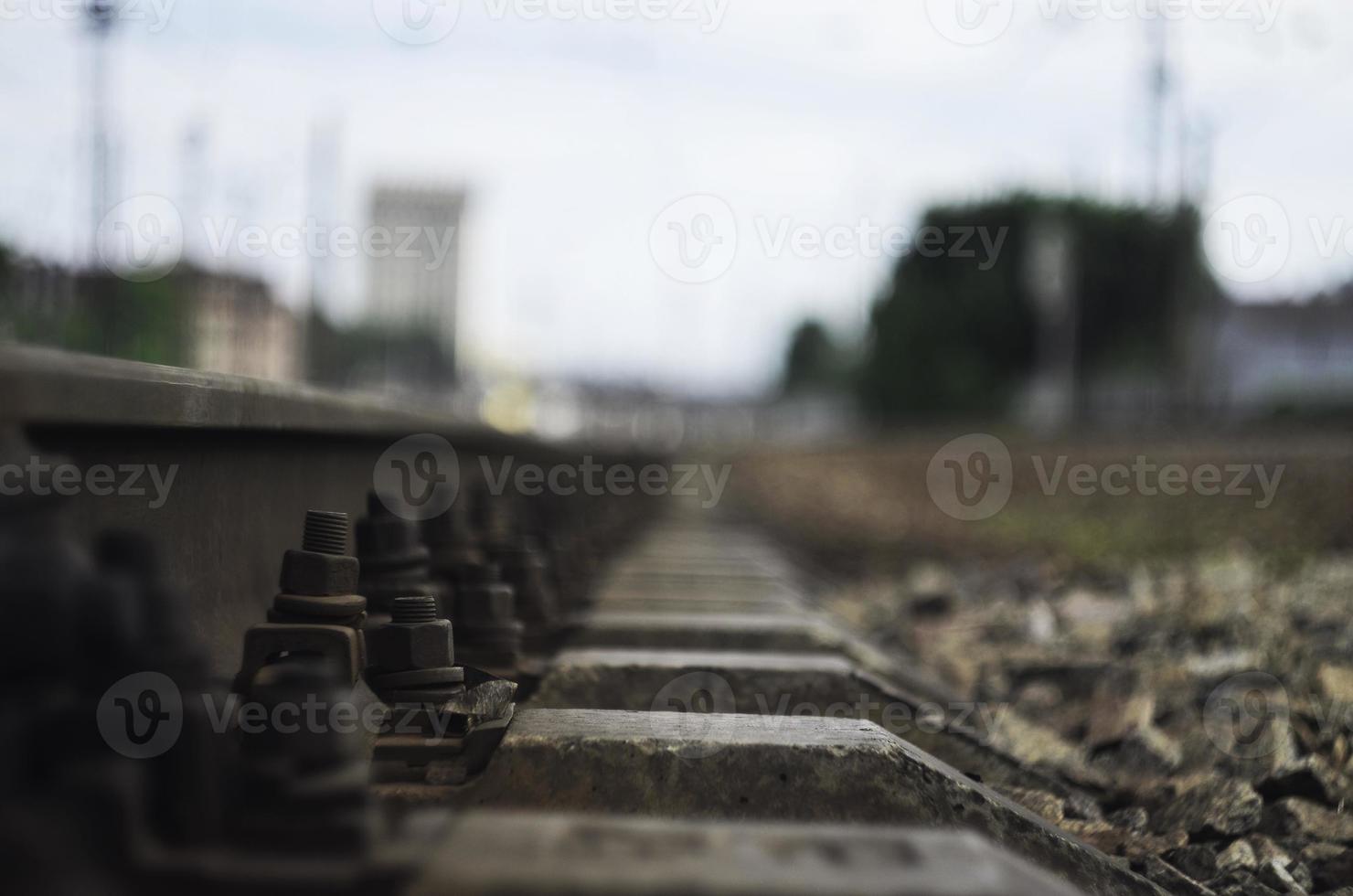 spoorweg details met wazig achtergrond foto