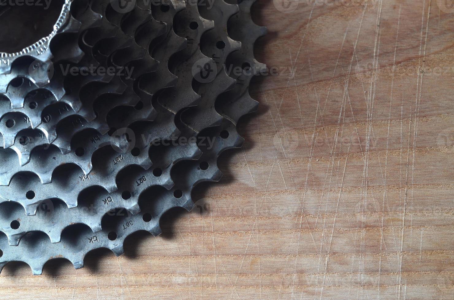 achterzijde cassette tandwiel van een berg fiets aan het liegen Aan een houten tafel in een fiets winkel foto