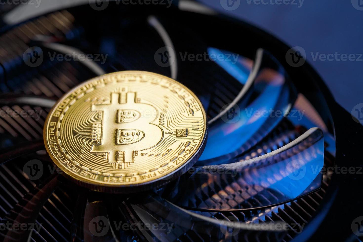 goud bitcoins Aan een video kaart met een blauw achtergrondverlichting in de stijl van cyberpunk. foto