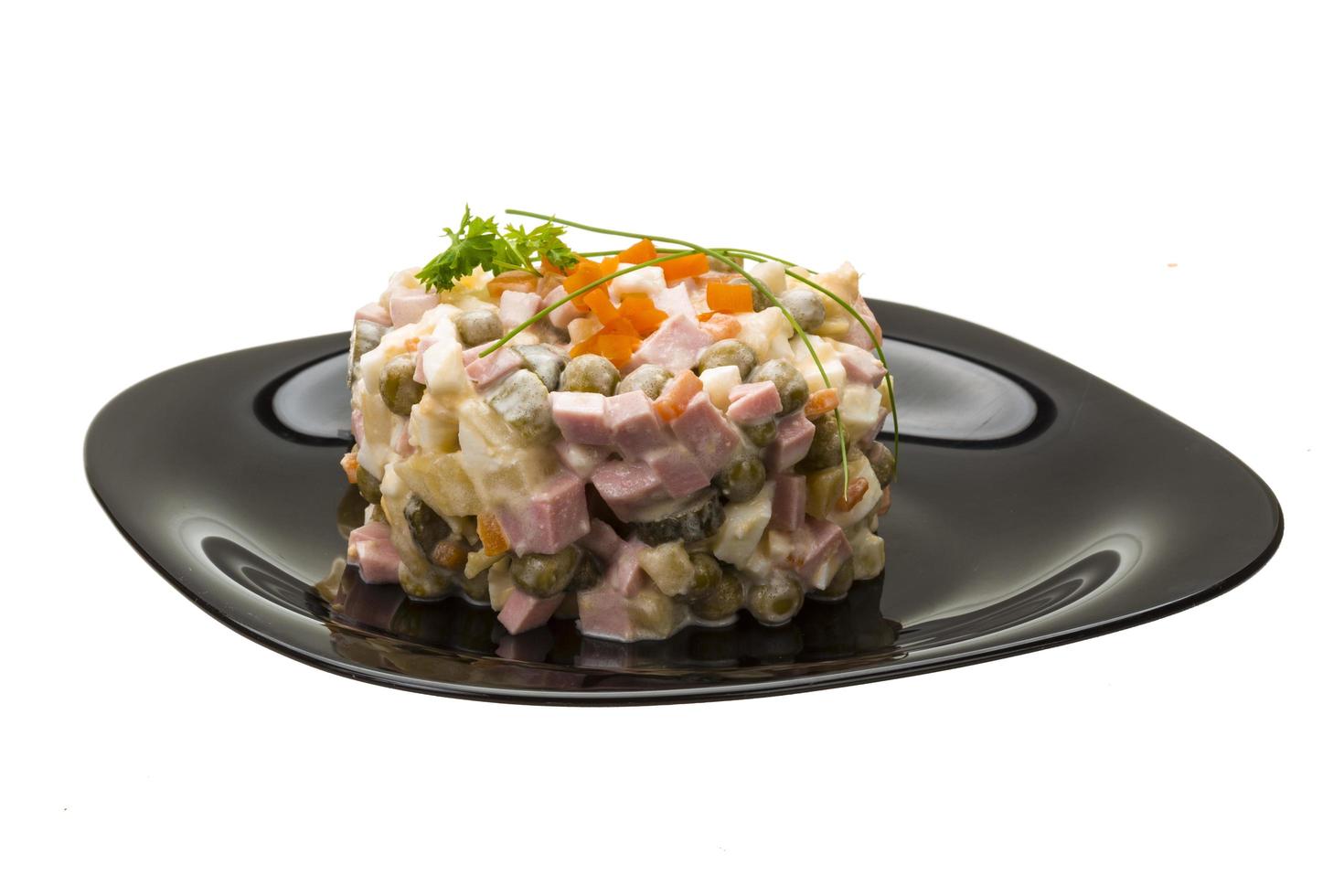 Russisch salade Aan wit foto