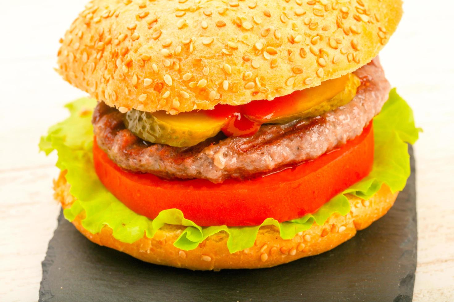 eigengemaakt Hamburger Aan houten bord foto
