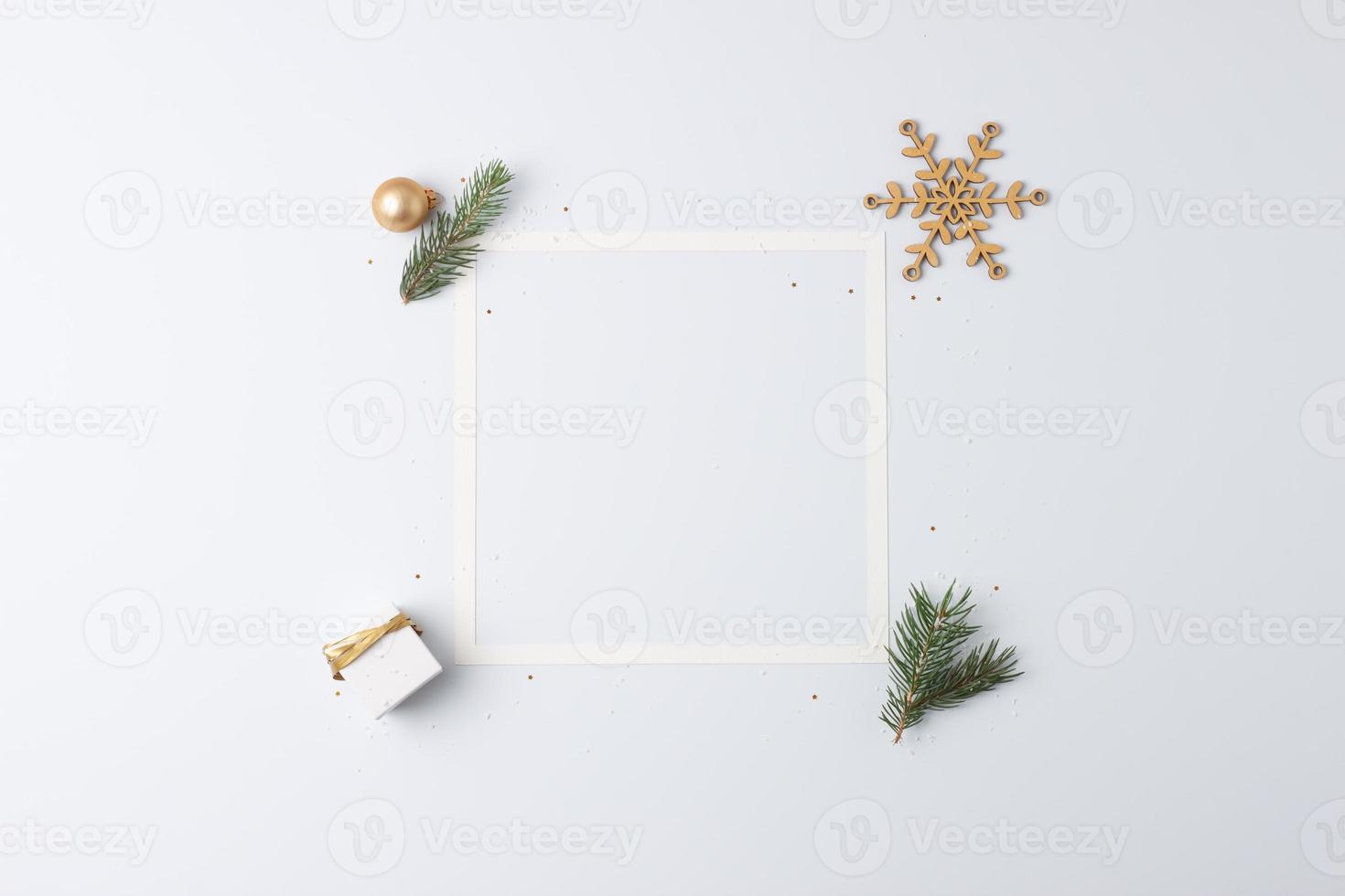Kerstmis decoraties met wit kader en geschenk Aan wit achtergrond. vlak leggen, kopiëren ruimte foto