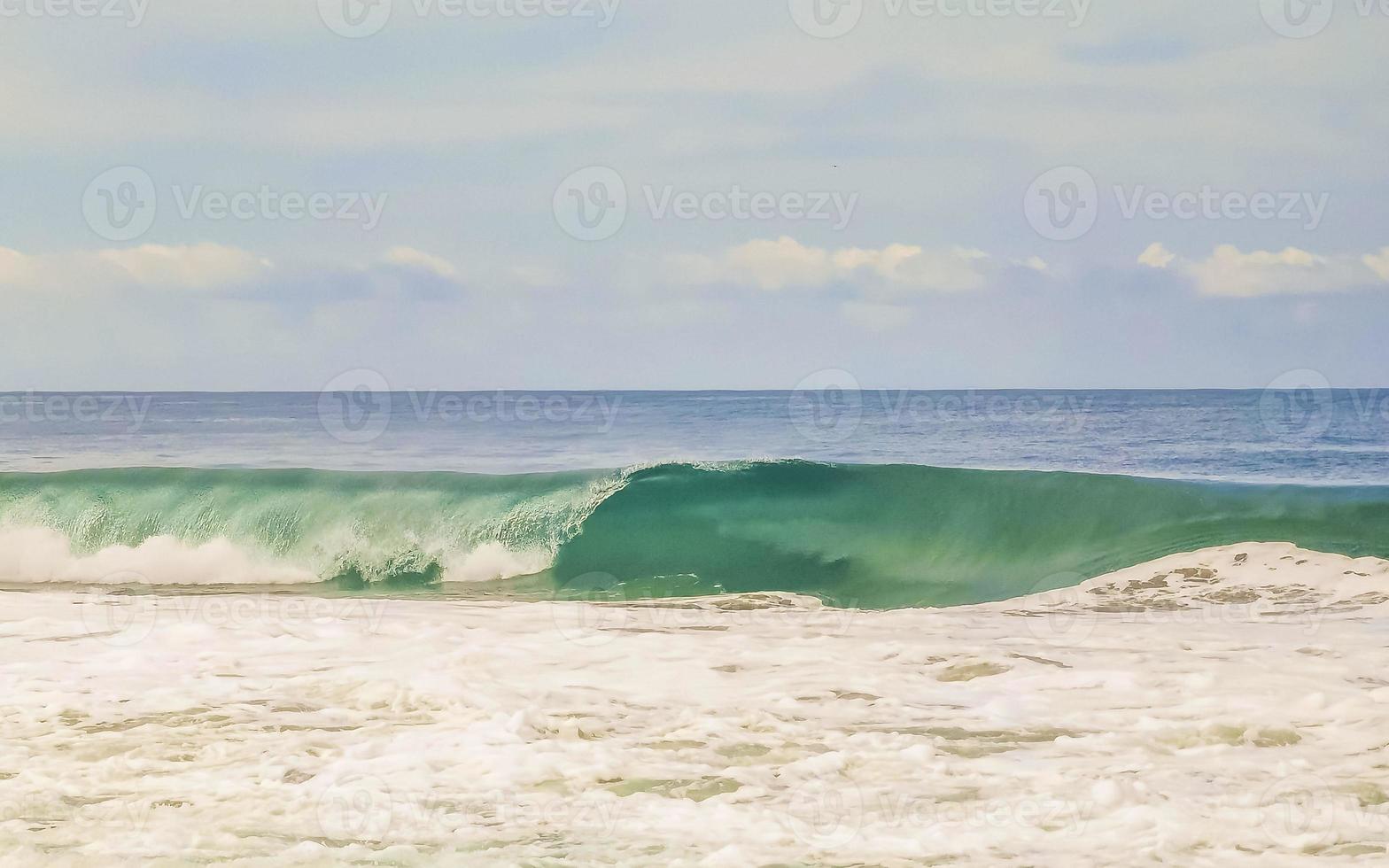 extreem reusachtig groot surfer golven Bij strand puerto escondido Mexico. foto