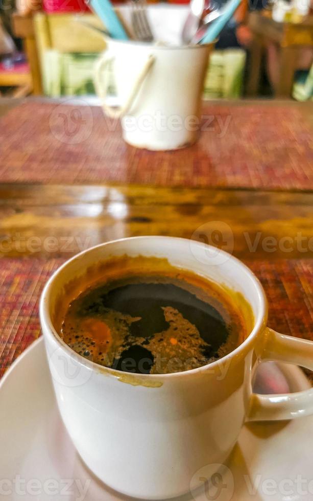 kop van americano zwart koffie in restaurant Mexico. foto