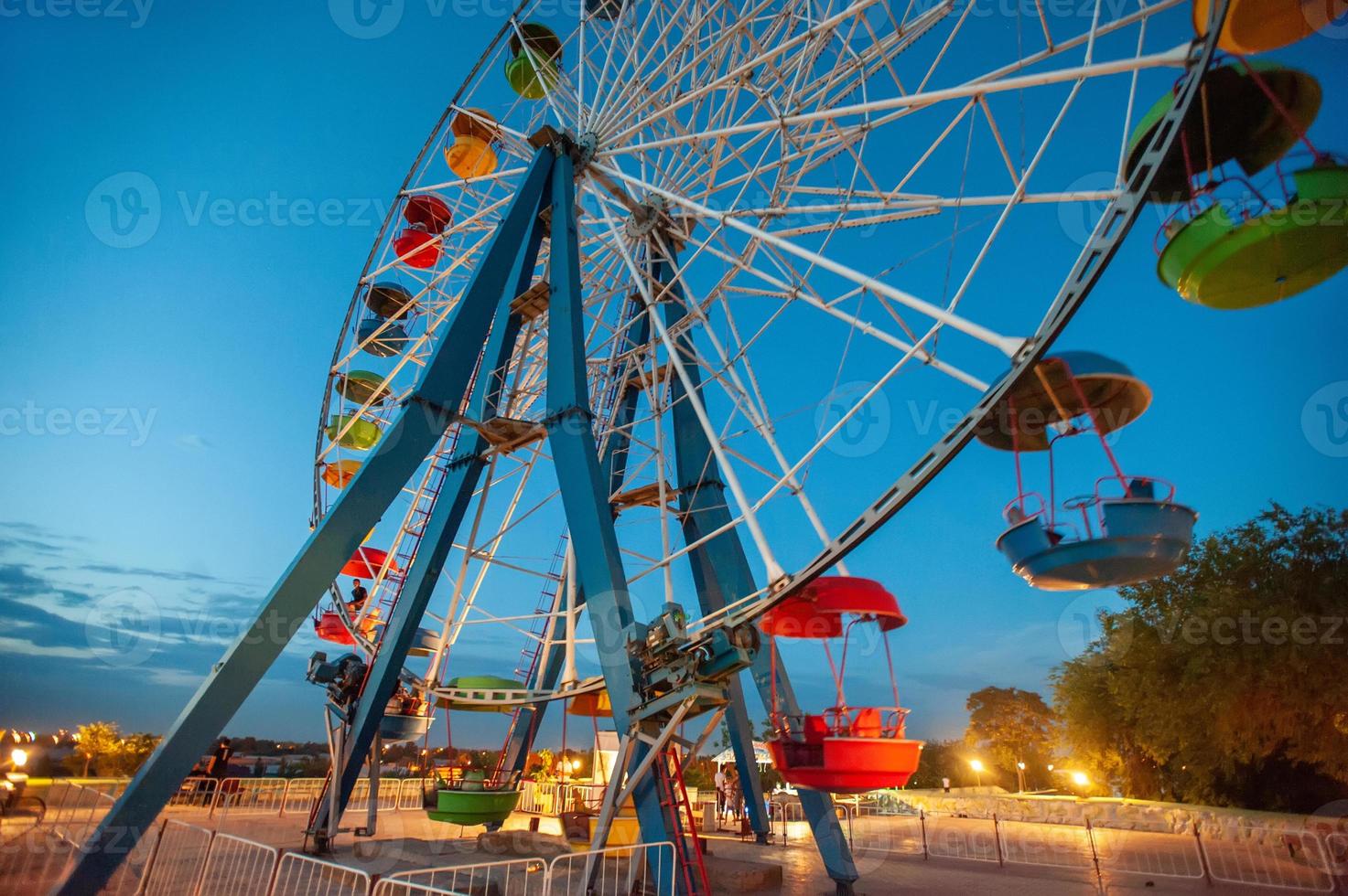 een attractie ferris wiel in de amusement park Bij nacht foto