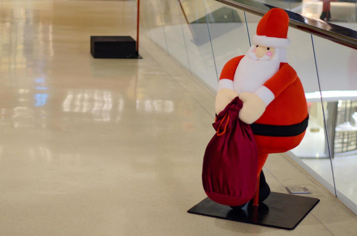 de groot de kerstman claus pop met rood zak versierd voor Kerstmis vakantie. foto