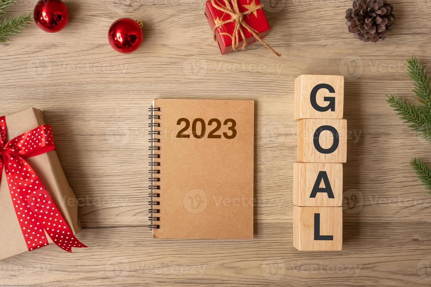 2023 nieuw jaar met notitieboekje, Kerstmis geschenk en pen Aan hout tafel. Kerstmis, gelukkig nieuw jaar, doelen, oplossing, naar Doen lijst, begin, strategie en plan concept foto