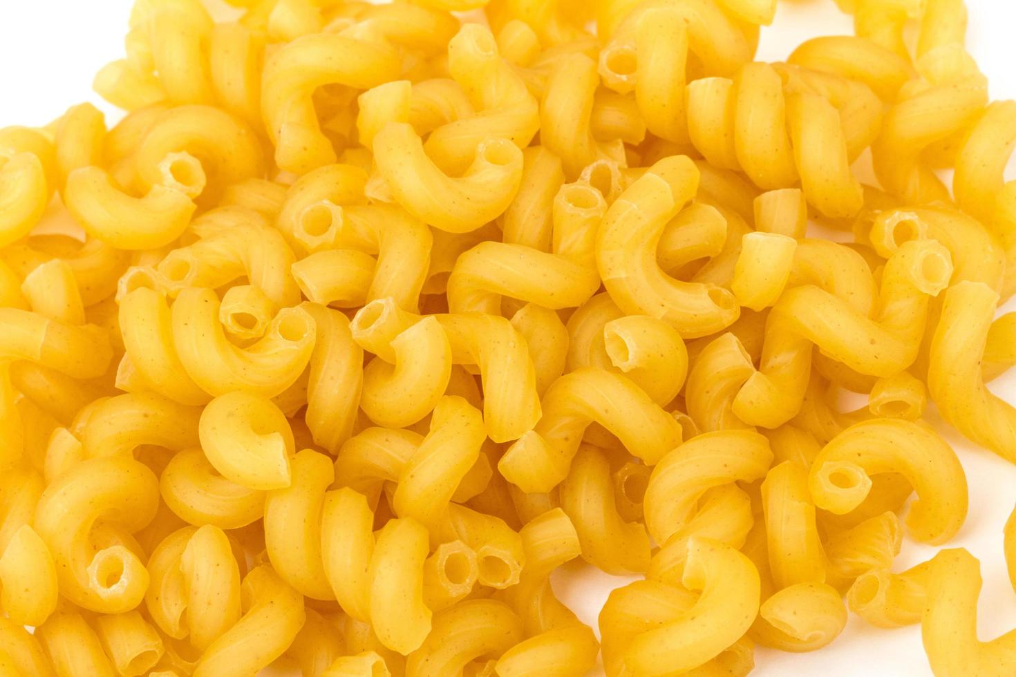 Italiaans pasta macaroni geïsoleerd Aan wit achtergrond foto