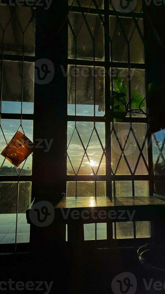 de ochtend- zon schijnt door de slaapkamer venster Bij villa Bandung Indonesië foto