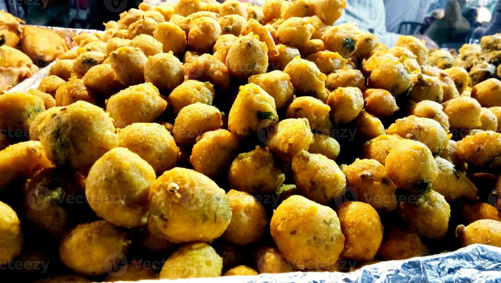 Indisch straat voedsel - snacks mirchi bhaji, pakora en bonda foto