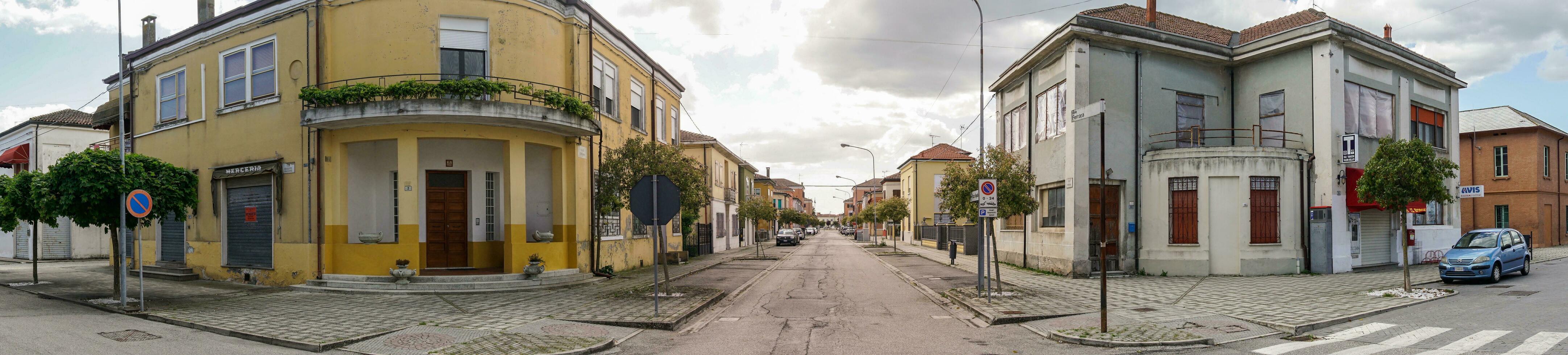 tresigallo, italië-mei 2, 2021-wandelen in de metafysisch stad van tresigallo gedurende een bewolkt dag foto