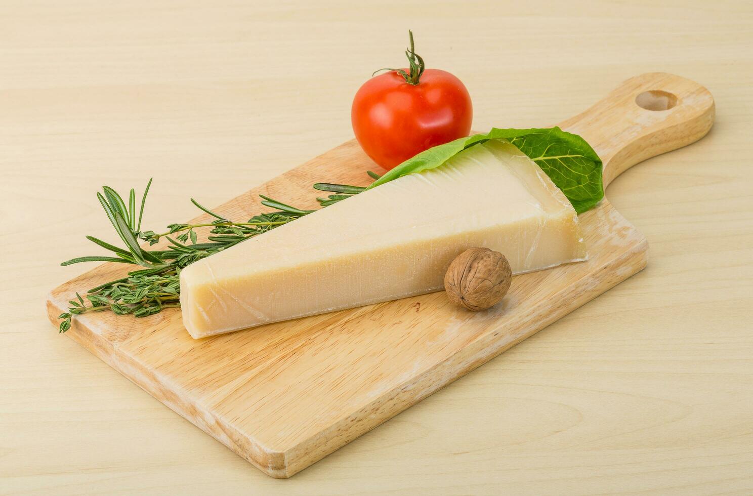 Parmezaanse kaas kaas Aan houten bord en houten achtergrond foto