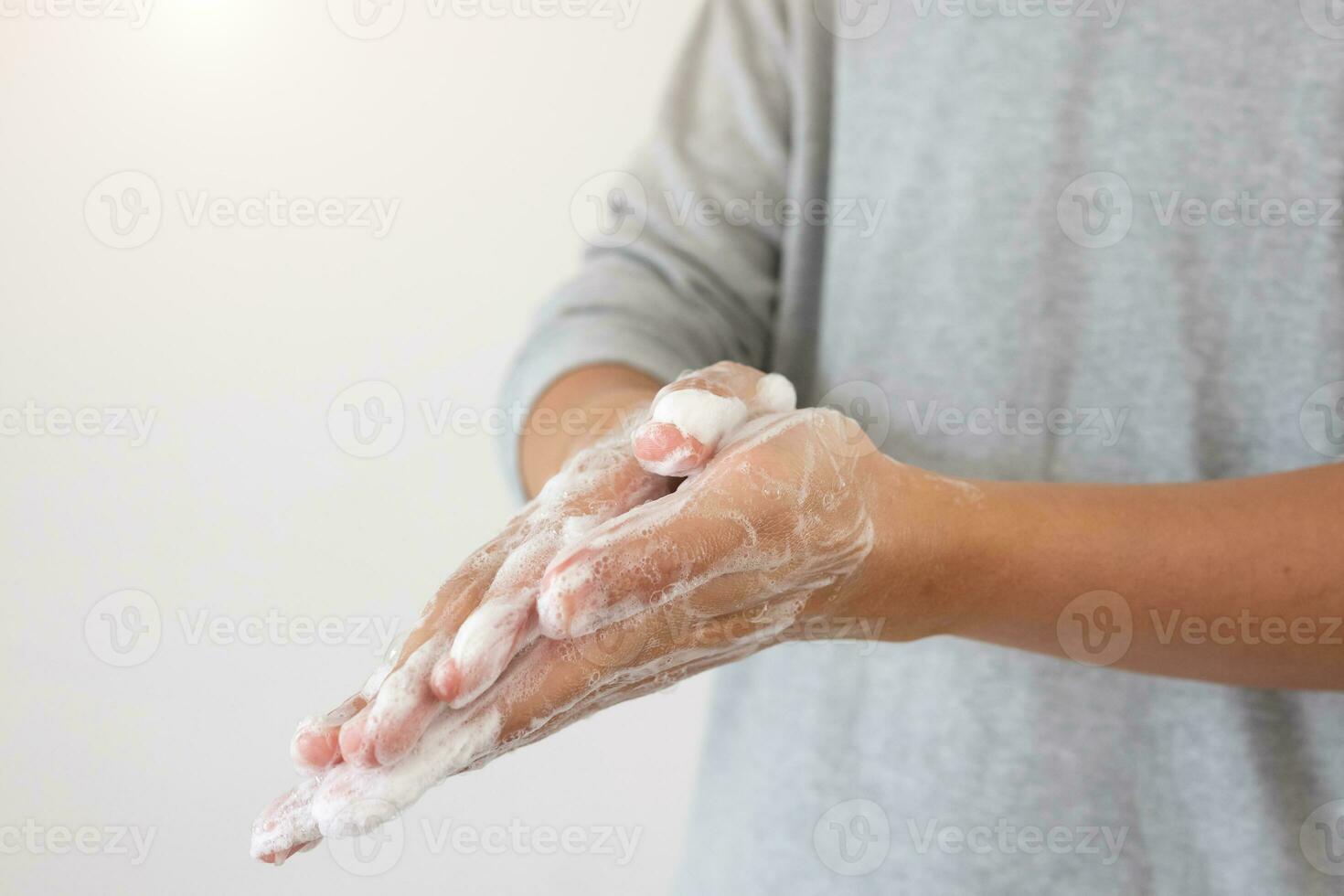 Mens wassen handen met zeep voor covid-19 corona virus het voorkomen concept foto